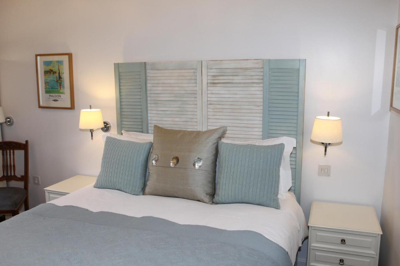 The Compasses Hotel Chelmsford Room photo