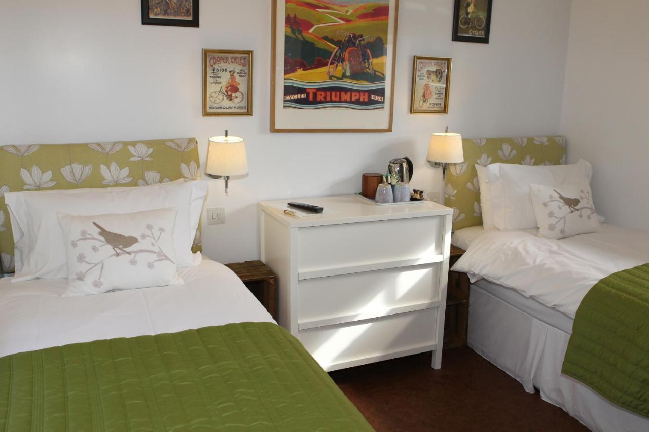 The Compasses Hotel Chelmsford Room photo