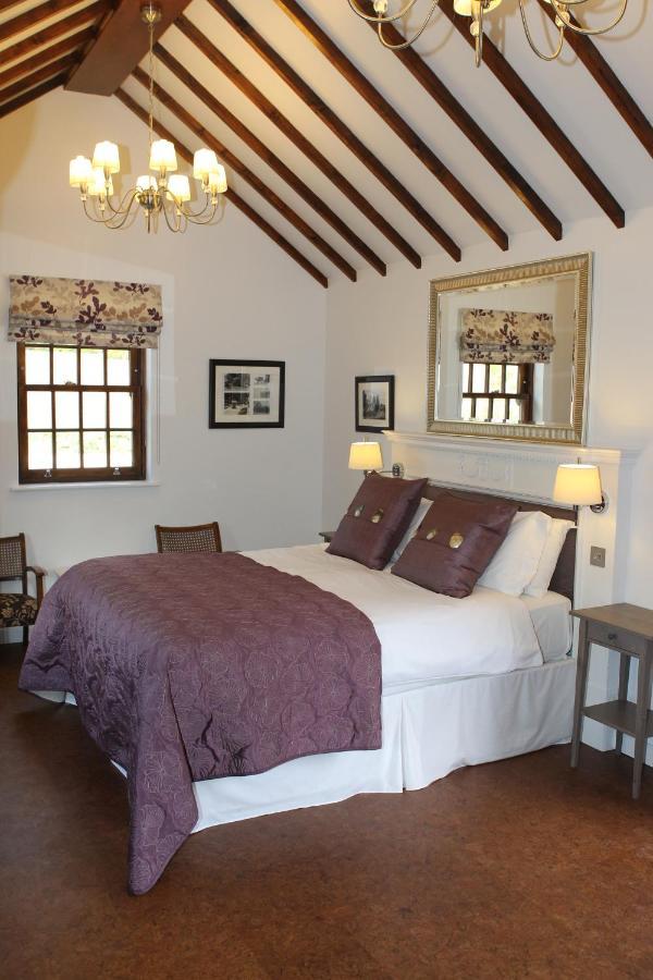 The Compasses Hotel Chelmsford Room photo