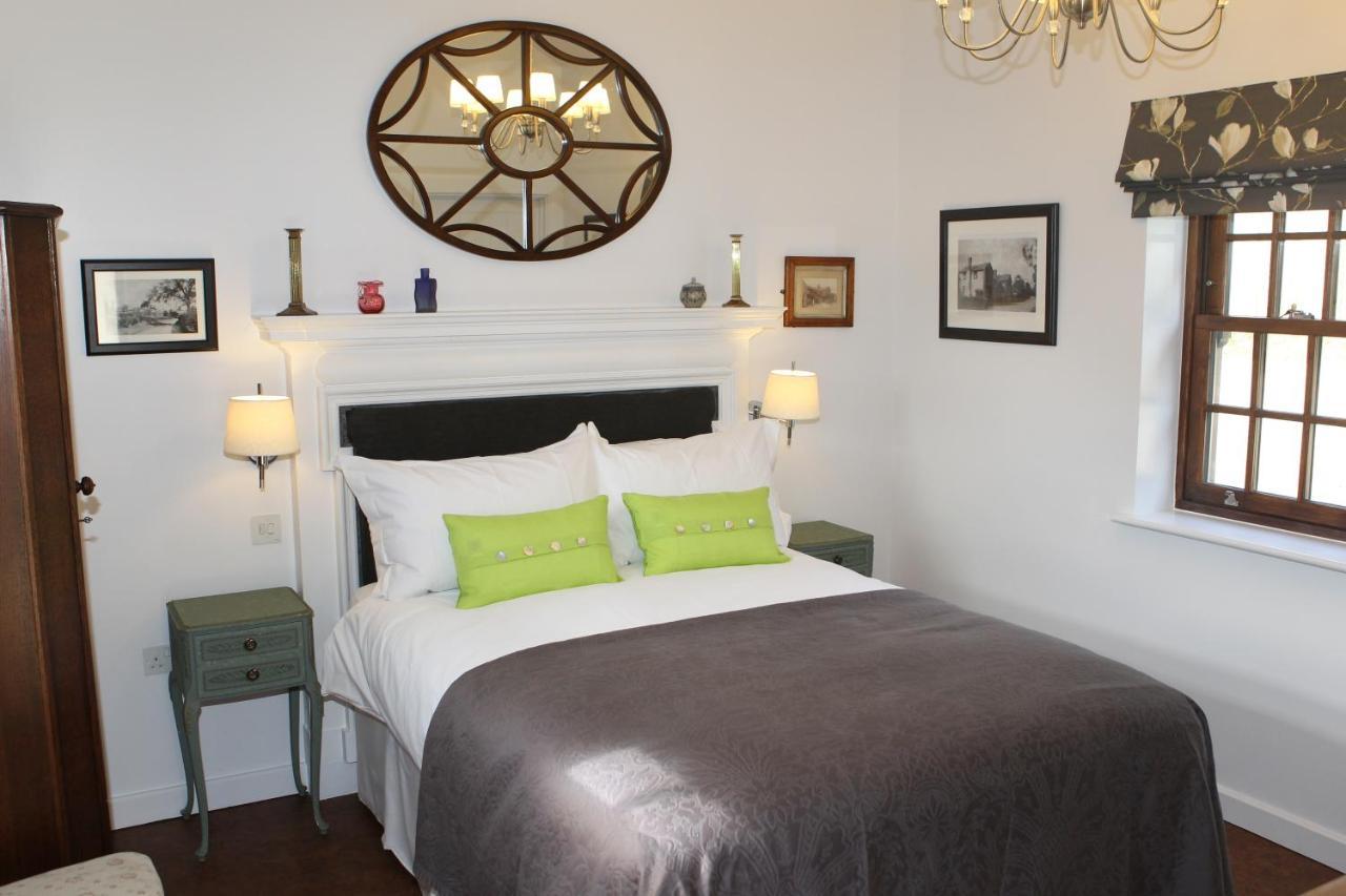 The Compasses Hotel Chelmsford Room photo