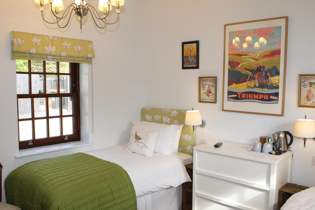 The Compasses Hotel Chelmsford Room photo
