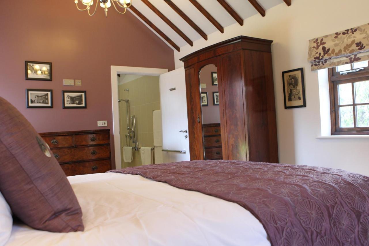 The Compasses Hotel Chelmsford Room photo