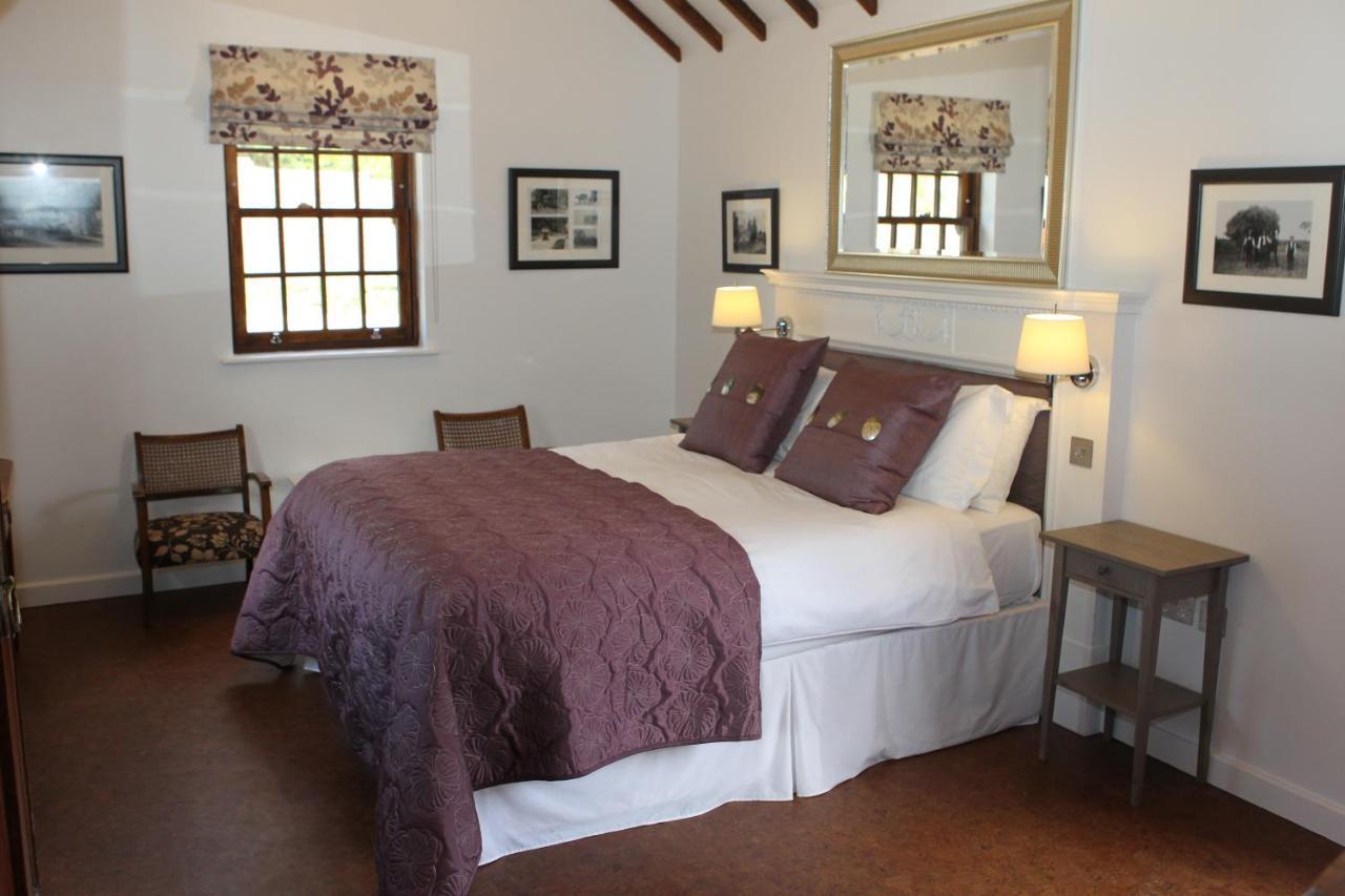 The Compasses Hotel Chelmsford Room photo