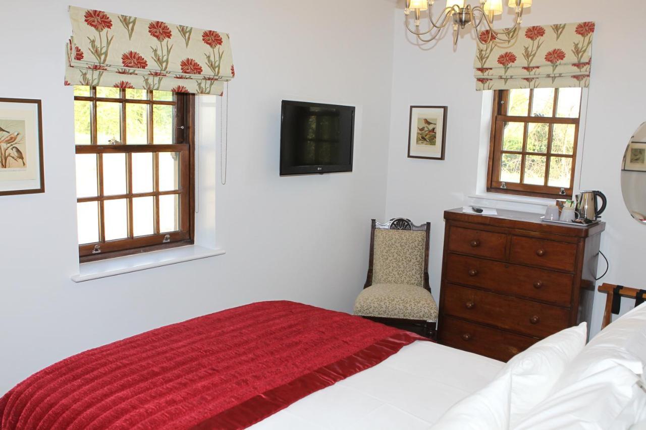 The Compasses Hotel Chelmsford Room photo