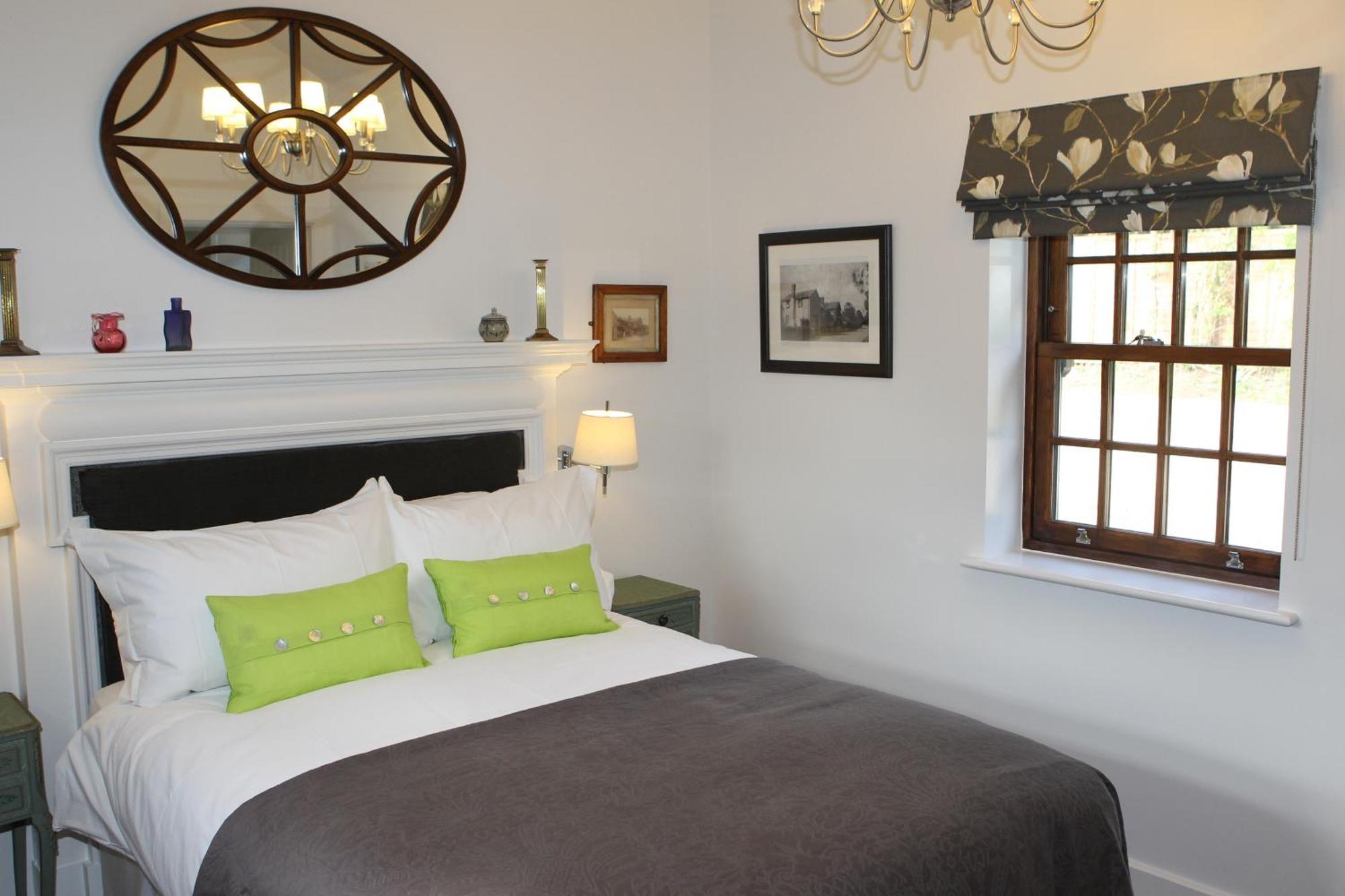 The Compasses Hotel Chelmsford Room photo